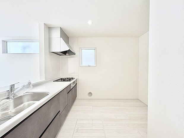 爽やかな風が通り抜けるキッチン。窓があるので明るく換気にも役立ちます。