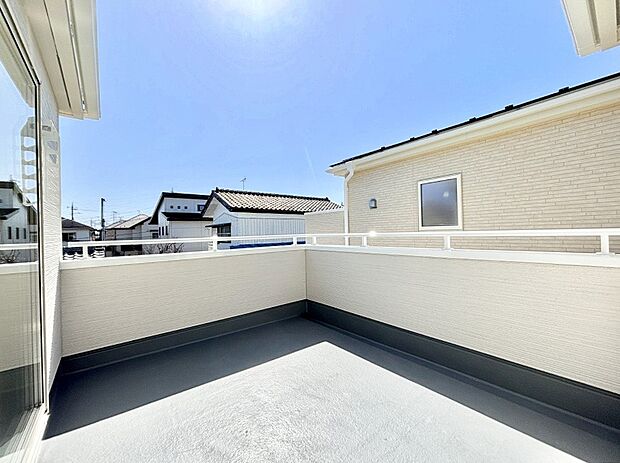 ゆったりバルコニーだから沢山お洗濯ものを干せます。