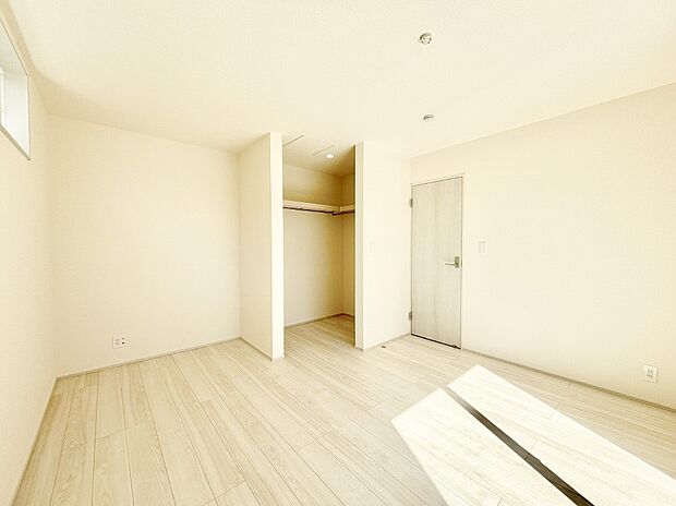 ウォークインクローゼットがあるお部屋!季節ごとの入れ替えも不要で便利です。