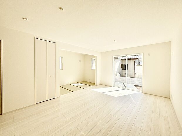 日当たりの良いリビング。お気に入りのグリーンを飾れば更に心地よさがアップ!