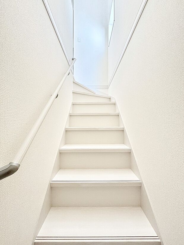 安全性を考慮し階段には手すりを設置しています