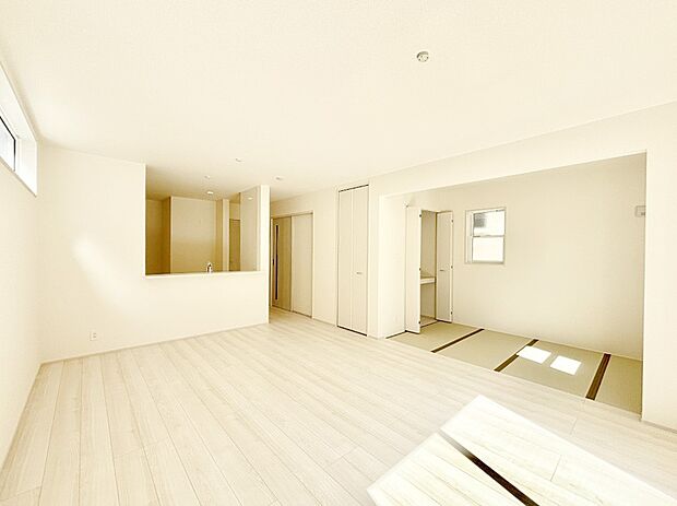 明るい陽光が注ぎ、寛ぎの雰囲気に満たされるリビング・ダイニング。