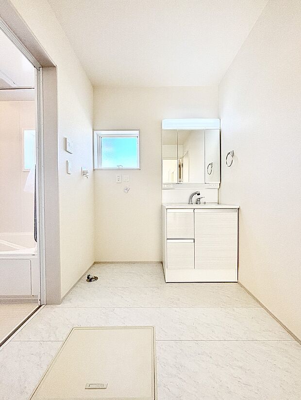 明るい洗面所は毎朝の身支度も楽しくできちゃいそうです。