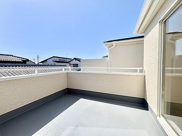 ゆったりバルコニーだから沢山お洗濯ものを干せます。