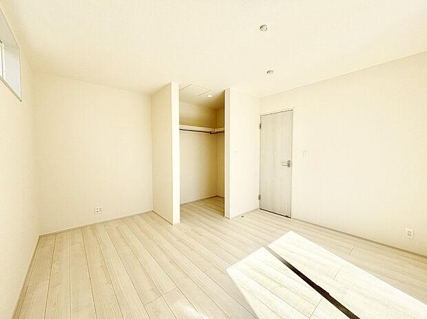 ウォークインクローゼットがあるお部屋!季節ごとの入れ替えも不要で便利です。