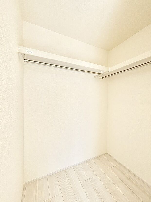 ウォークインクローゼット付きで生活空間を広く利用できます。