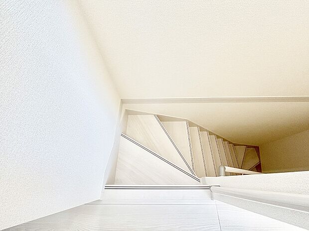 安全性を考慮し階段には手すりを設置しています