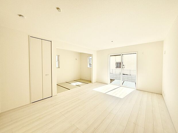 大きな窓からたっぷりの陽光と風を感じられるリビング