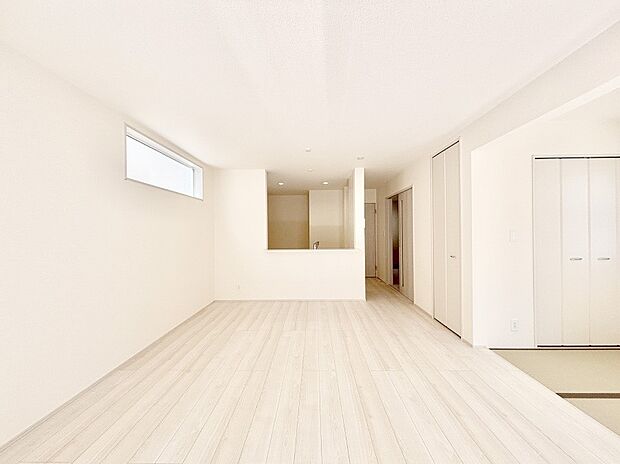 明るい陽光が注ぎ、寛ぎの雰囲気に満たされるリビング・ダイニング。