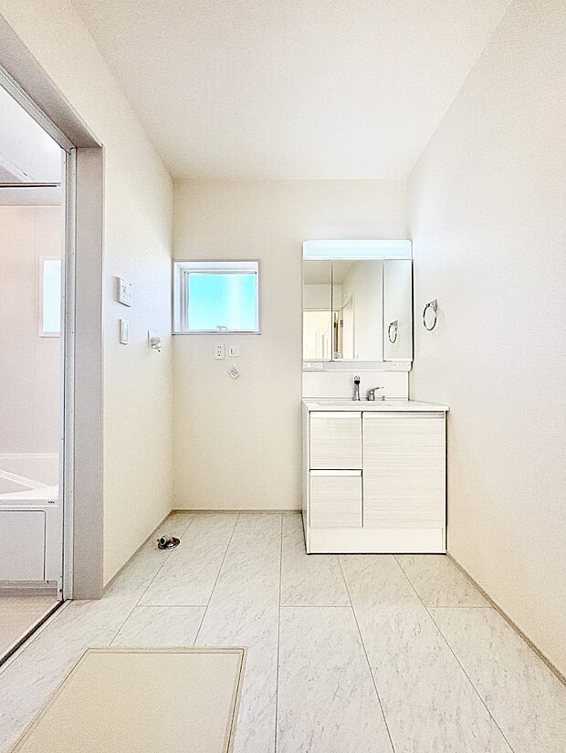 明るい洗面所は毎朝の身支度も楽しくできちゃいそうです。