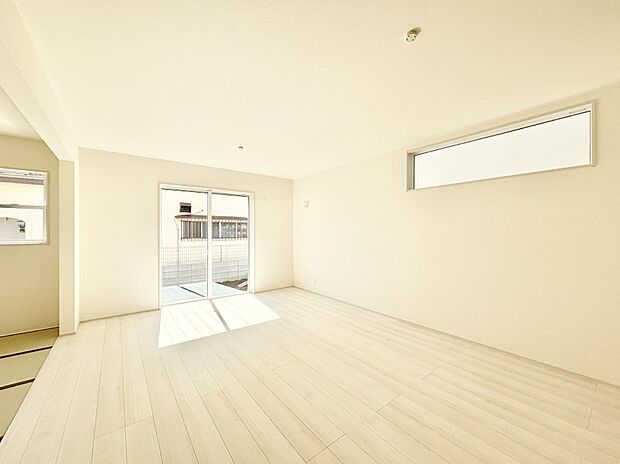 日当たりの良いリビング。お気に入りのグリーンを飾れば更に心地よさがアップ!