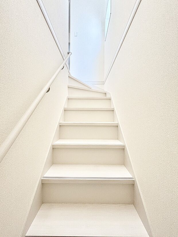 階段は手すり付きなので小さなお子さまやご高齢の方も安心です