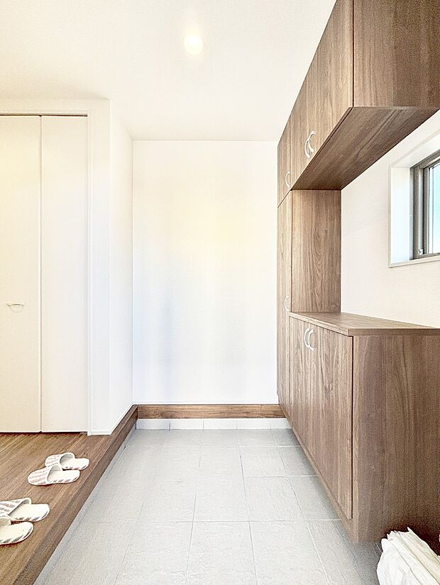 明るい玄関はお客様をお出迎えするのにぴったりです!