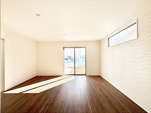 明るい陽光が注ぎ、寛ぎの雰囲気に満たされるリビング・ダイニング。