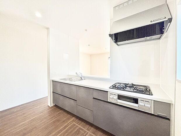 カウンター越しに楽しいおしゃべり。いつものお料理がもっと美味しくなりそうですね。