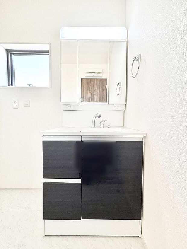 三面鏡キャビネット・シャワー付き洗面化粧台で忙しい朝の身支度もスムーズに!