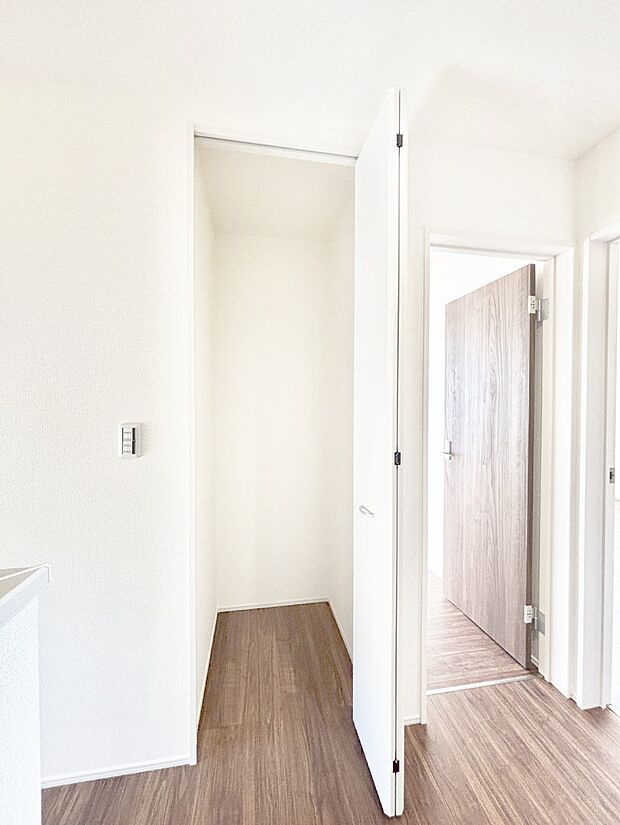 廊下収納。掃除道具や季節の小物を収納することができます。