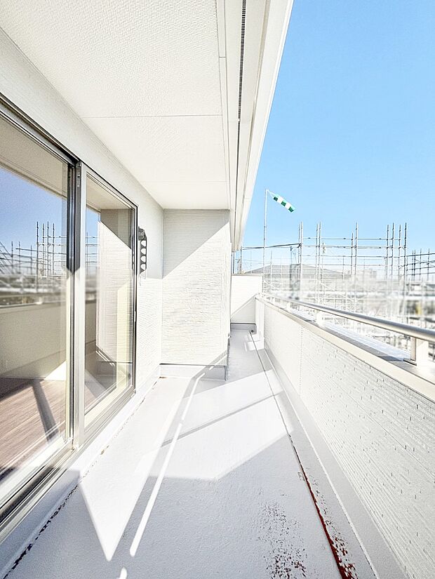 ゆったりバルコニーだから沢山お洗濯ものを干せます。