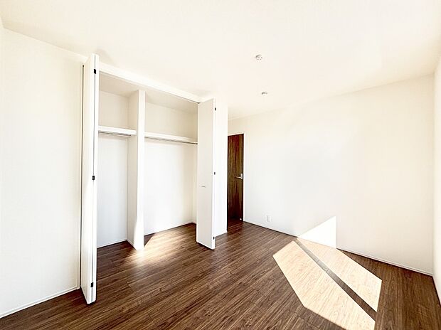 やさしい光がさしこむ居室はしっかり収納付き