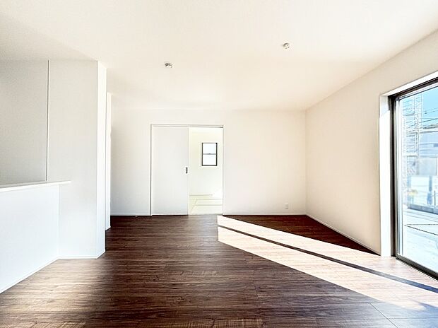 隣接の和室を開放すればさらに広々空間に