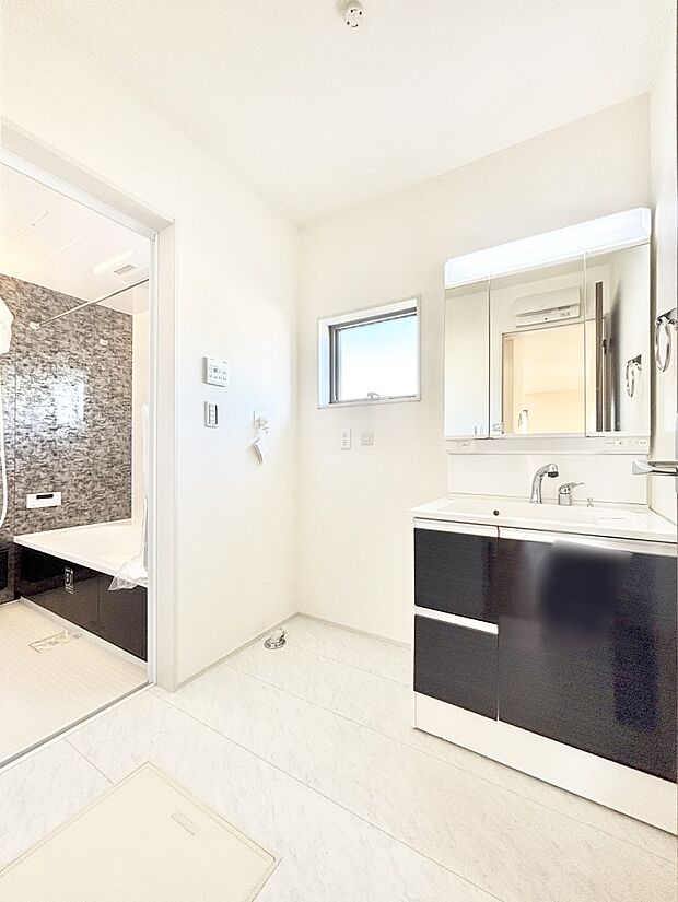 清潔感ある洗面化粧室で朝の身支度も快適