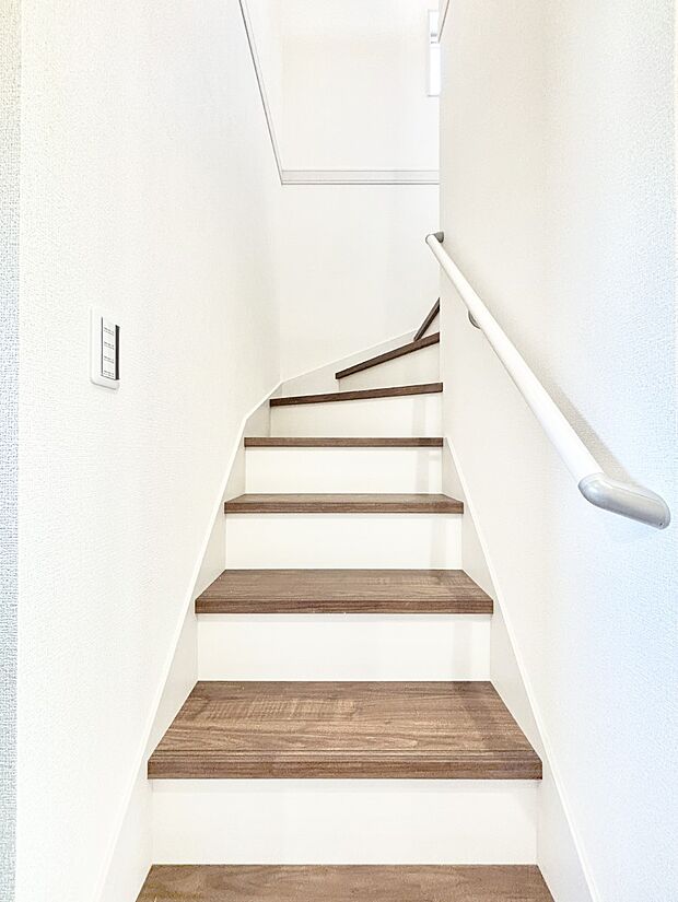 安全性を考慮し階段には手すりを設置しています