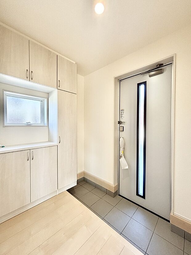 飾り棚を利用して、お越しいただくお客様をおもてなしできます。