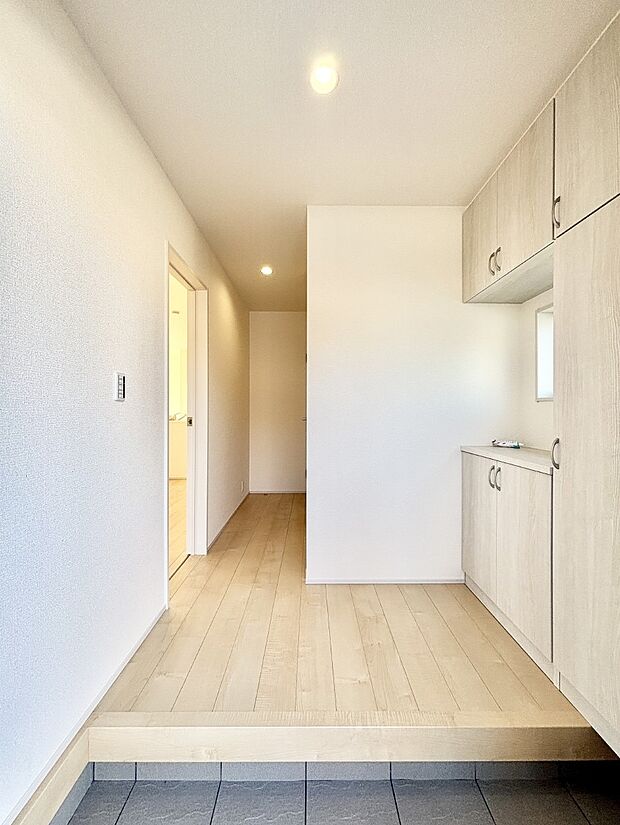 明るい玄関はお客様をお出迎えするのにぴったりです！ 