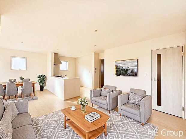 家族の和やかな会話が聞こえてきそう。開放感のあるリビングです。※家具はCGです  