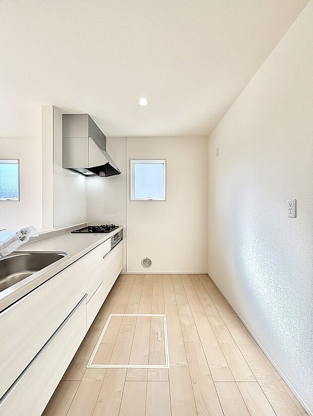 爽やかな風が通り抜けるキッチン。窓があるので明るく換気にも役立ちます。