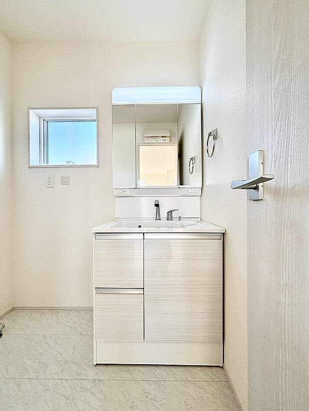 大きく見やすい三面鏡で清潔感ある洗面台は、身だしなみチェックや肌のお手入れにおすすめです。 