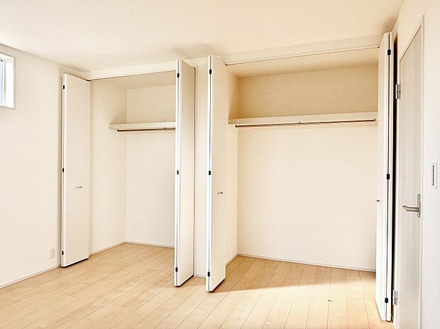 洋室のクローゼット。奥行きがあるので厚手の衣類もすっきり収まります。