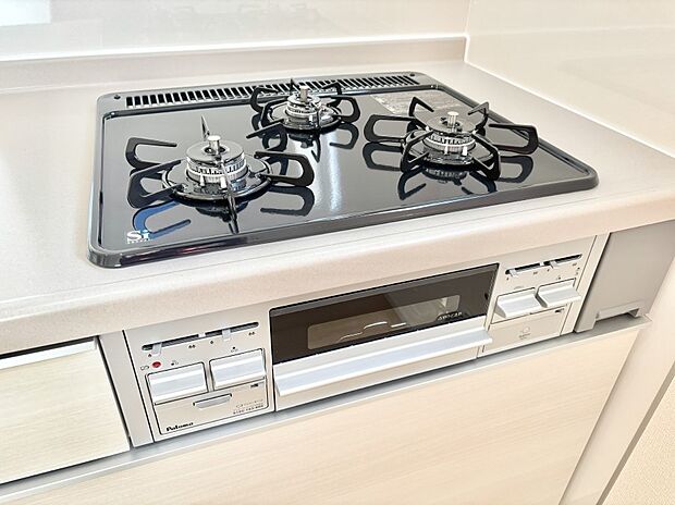 ガスコンロはＳｉセンサー搭載。火力調節や焦げ付き・消し忘れも防いでくれます。