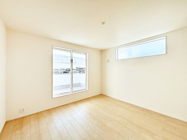 バルコニーが開放感をプラスしてくれる洋室