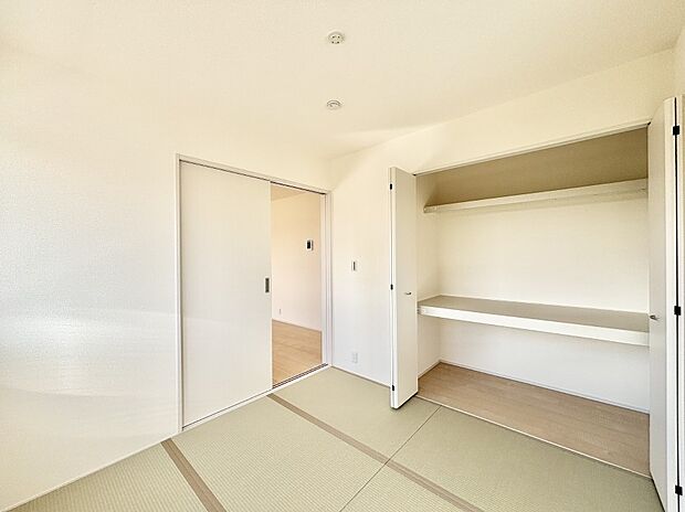 リビング隣接の和室は毎日の暮らしに癒しと安らぎをもたらしてくれます  