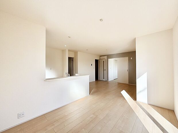 隣接の和室を開放すればさらに広々空間に