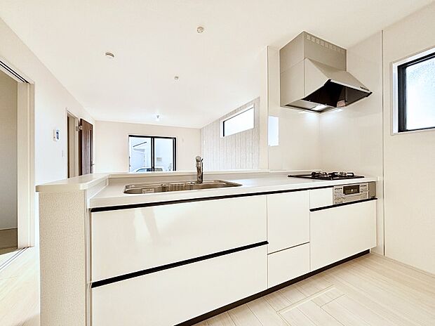 リビングを見渡せる人気のカウンターキッチン。 家族を見守りながら家事をすることができます。