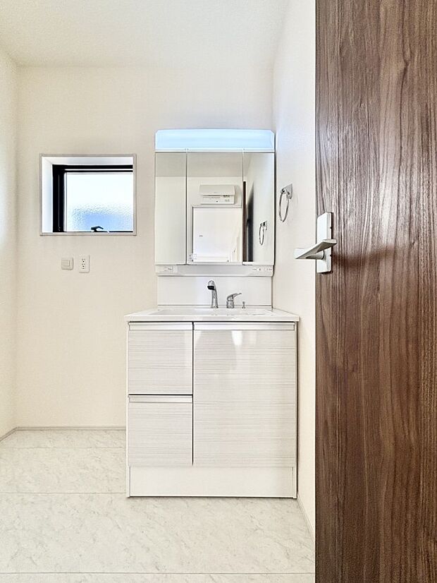 大きく見やすい三面鏡で清潔感ある洗面台は、身だしなみチェックや肌のお手入れにおすすめです。