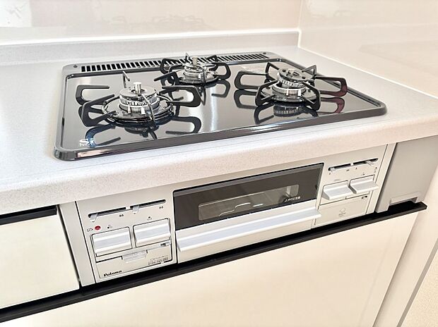 ガスコンロはSiセンサー搭載。火力調節や焦げ付き・消し忘れも防いでくれます。