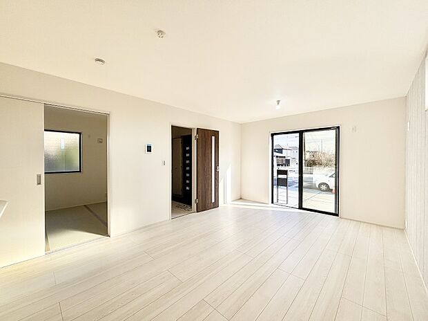 隣接の和室を開放すればさらに広々空間に