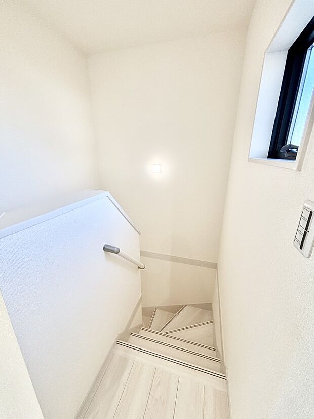 階段は手すり付きなので小さなお子さまやご高齢の方も安心です