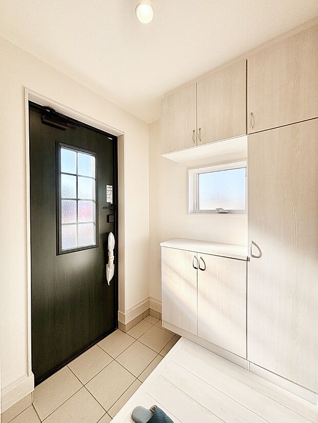 飾り棚を利用して、お越しいただくお客様をおもてなしできます。