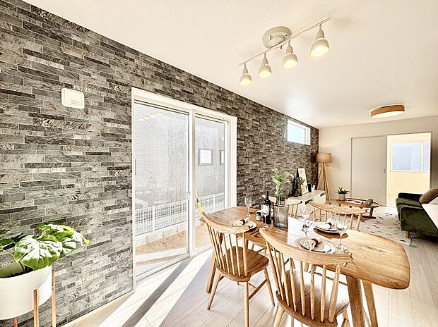 アクセントクロスがお洒落なリビング。家族でのんびりくつろげる広々スペース。