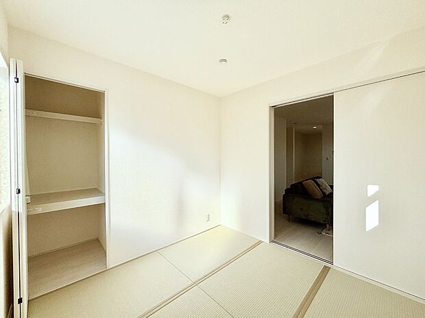 リビング隣接の和室は毎日の暮らしに癒しと安らぎをもたらしてくれます