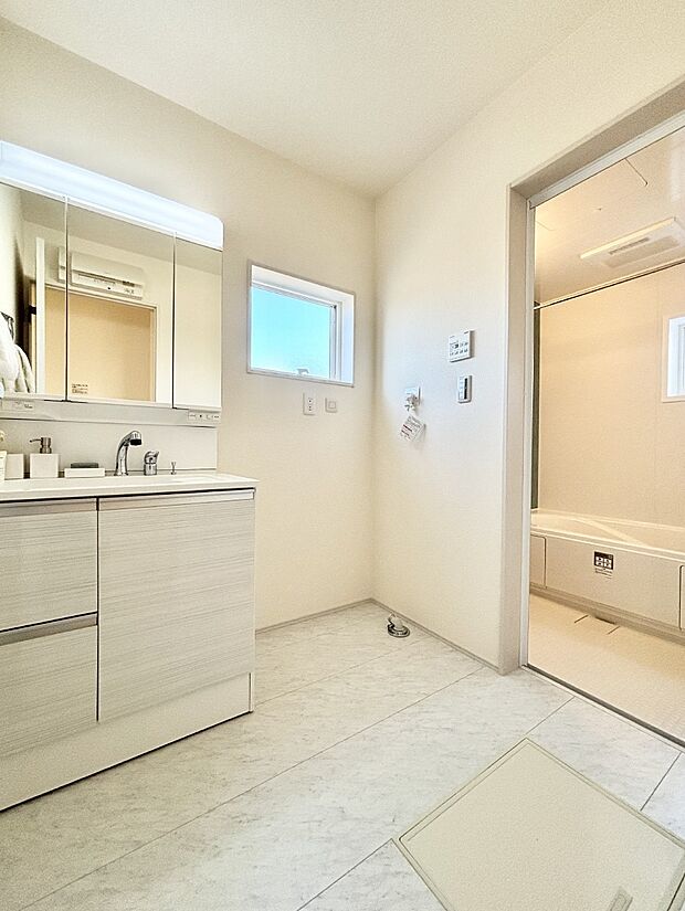 小窓がついているので湿気の多い場所でも換気が十分行えます。毎日の身支度を気持ち良く！