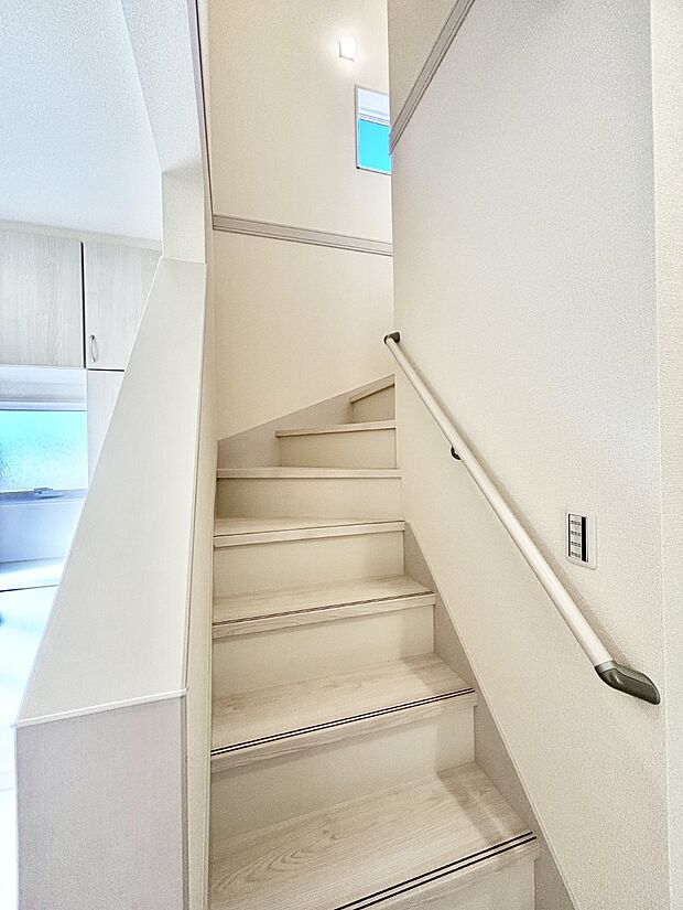 階段は手すり付きなので小さなお子さまやご高齢の方も安心です