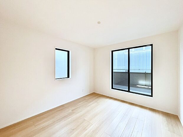 窓からのやさしい光が心地よいプライベートルーム