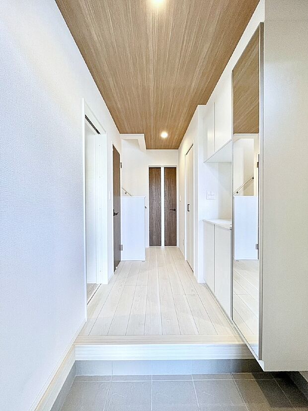 明るい玄関はお客様をお出迎えするのにぴったりです!