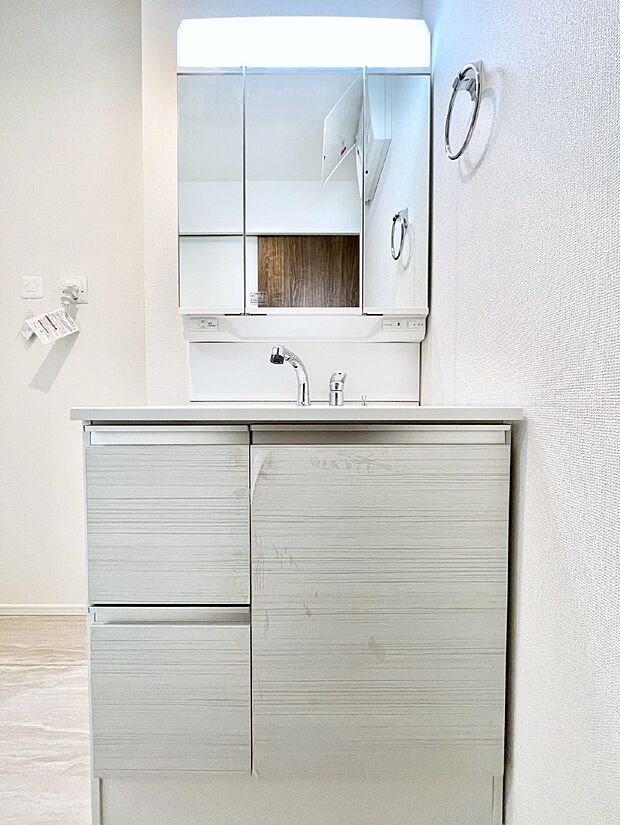 大きく見やすい三面鏡で清潔感ある洗面台は、身だしなみチェックや肌のお手入れにおすすめです。 