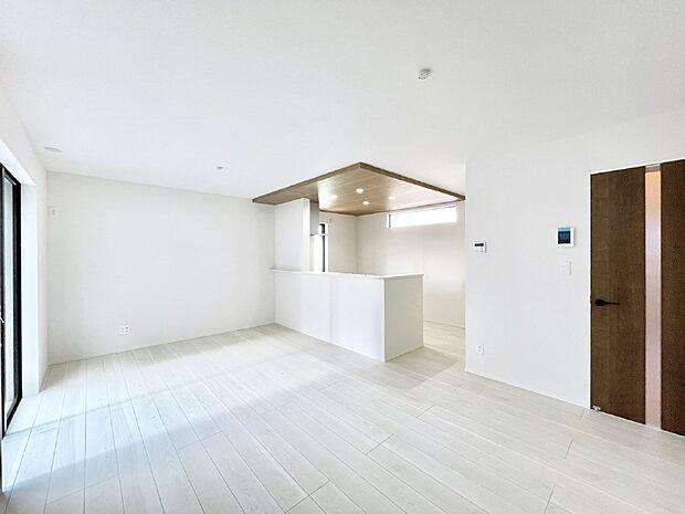 家族の笑顔が自然と生まれてくる、そんな雰囲気のダイニングに仕上がっています。